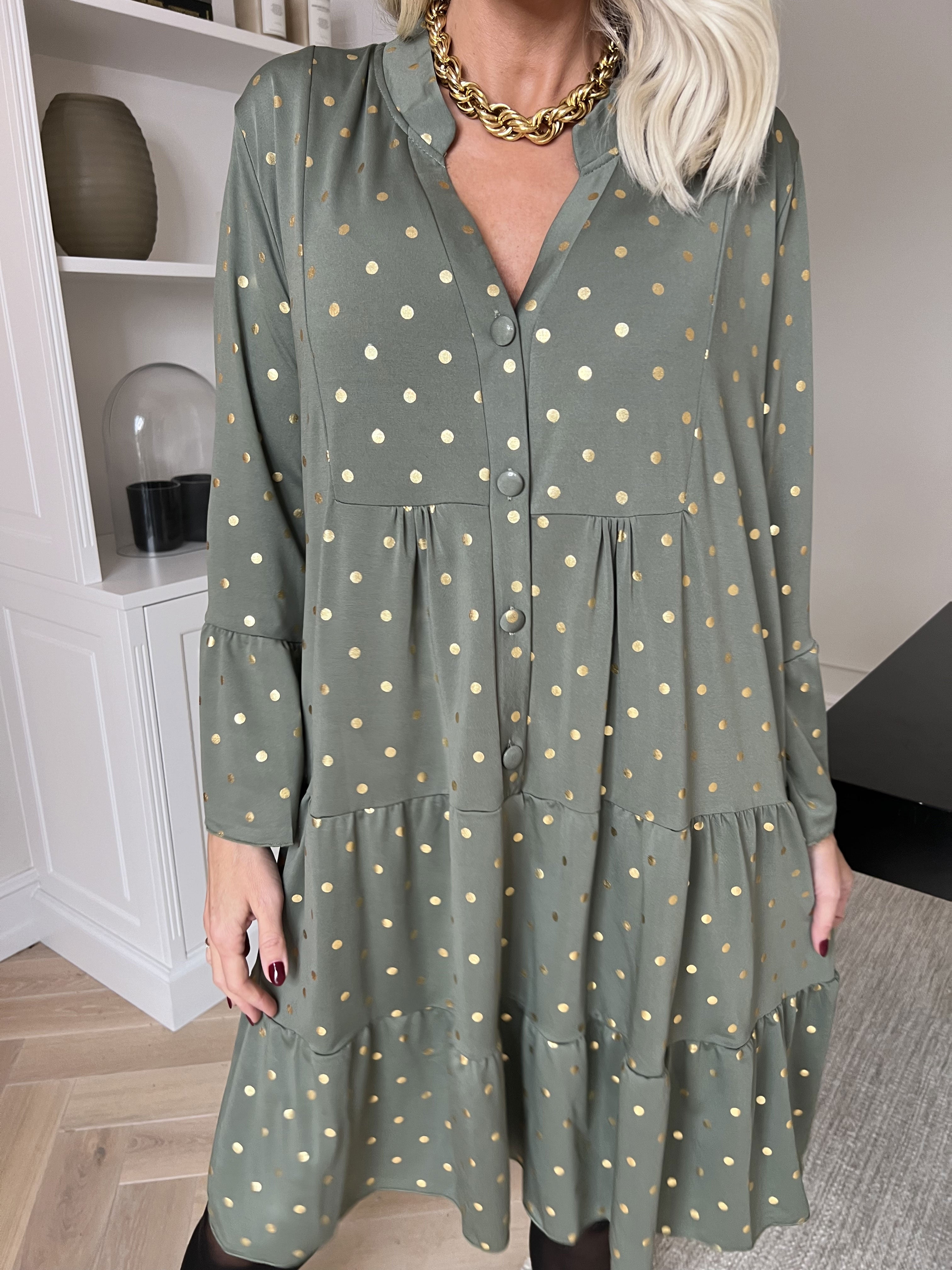 Milania Dot - Elastisk kjole med guld prikker og flæselag